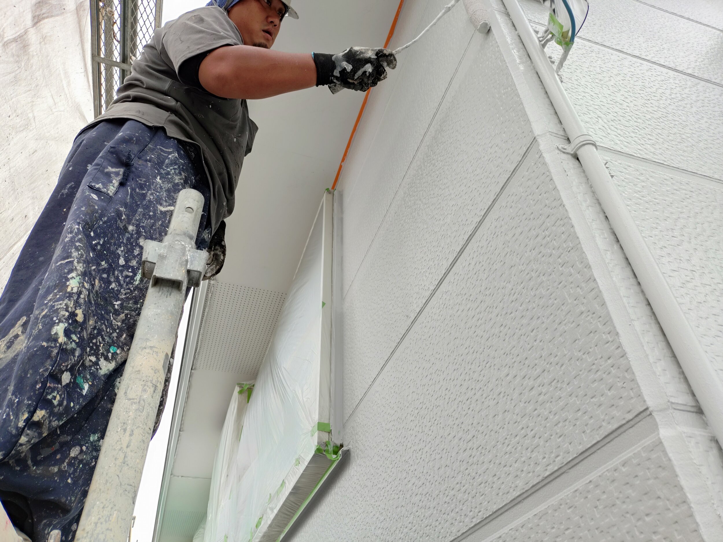 外壁を塗装する作業員
